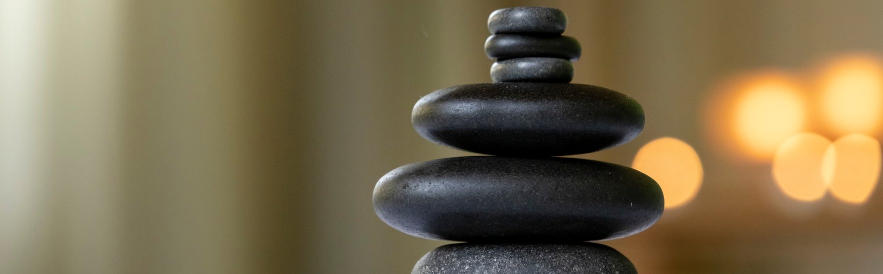 Im Fluß der Entspannung Steinpyramide Wellness