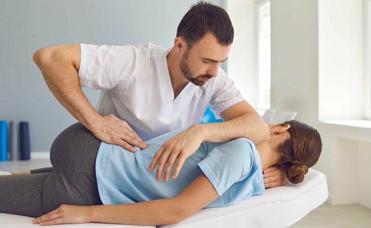 Physiotherapie Behandlung Patientin