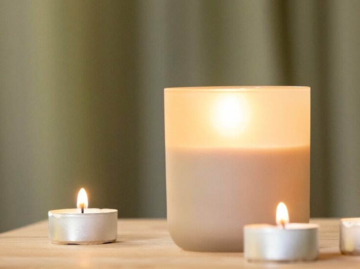 Kerze, Öl und Steinpyramide