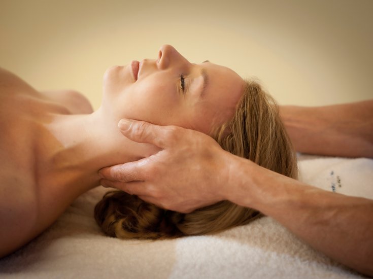 Frau liegend während Nackenmassage