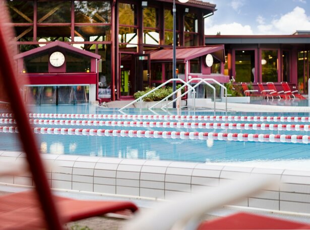Schwimmerbecken der Sonnenhof-Therme mit 16m Bahn