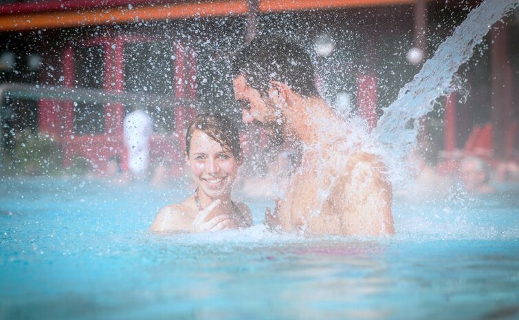 Paar badend in der Therme