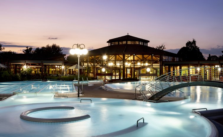 Nachtaufnahme der Sonnenhof-Therme