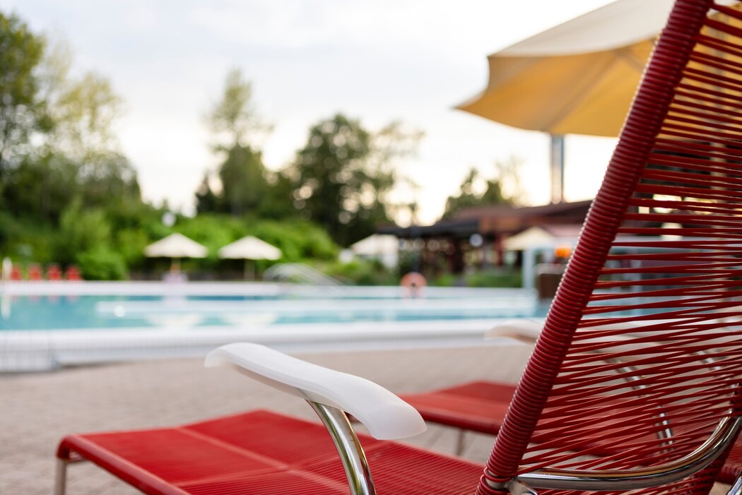 Roter Liegestuhl der Sonnenhof-Therme