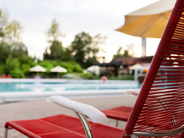Roter Liegestuhl der Sonnenhof-Therme
