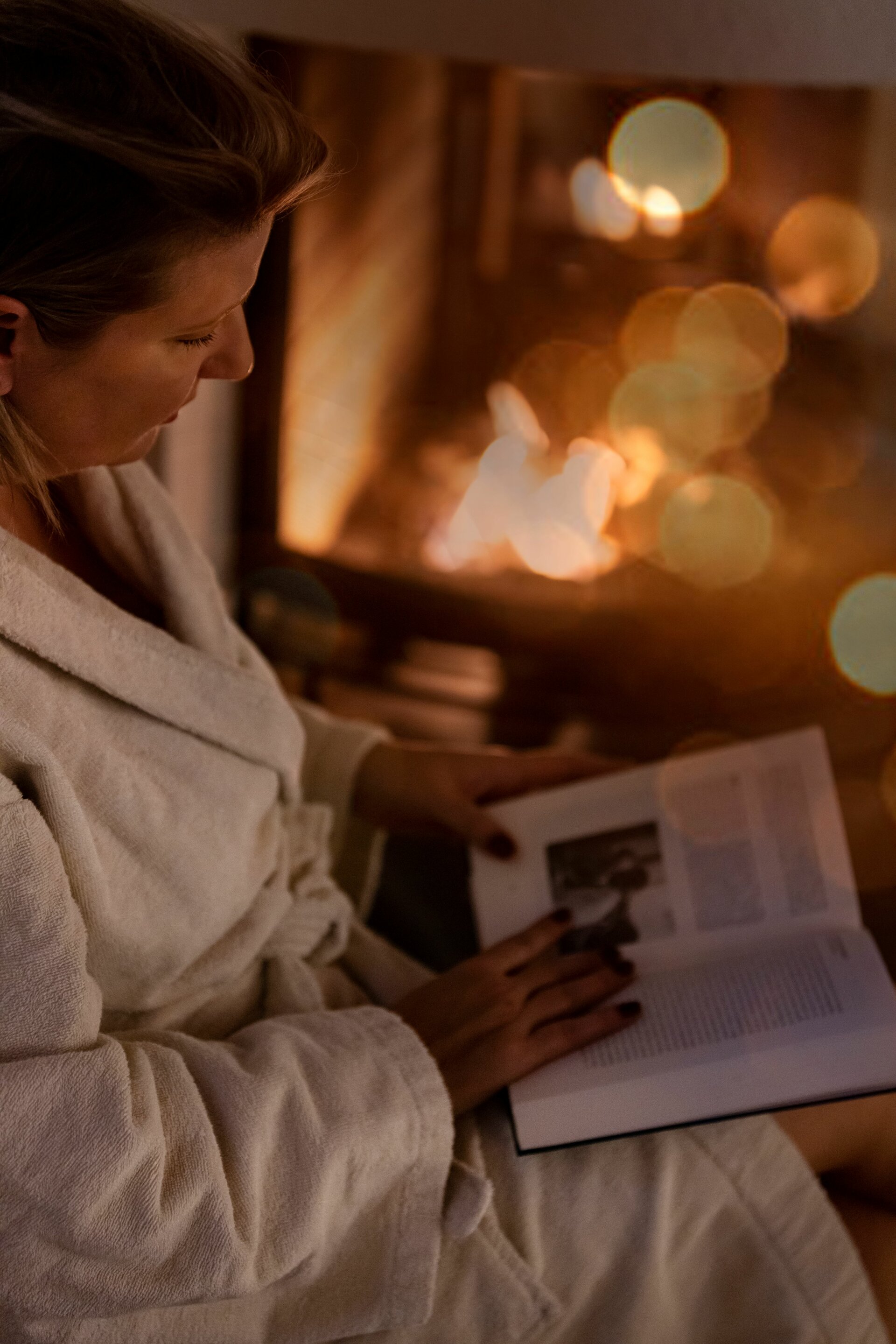 Sauna Sonnenhof-Therme Kamin Frau sitzt am Kamin in der Sauna der Sonnenhof-Therme
