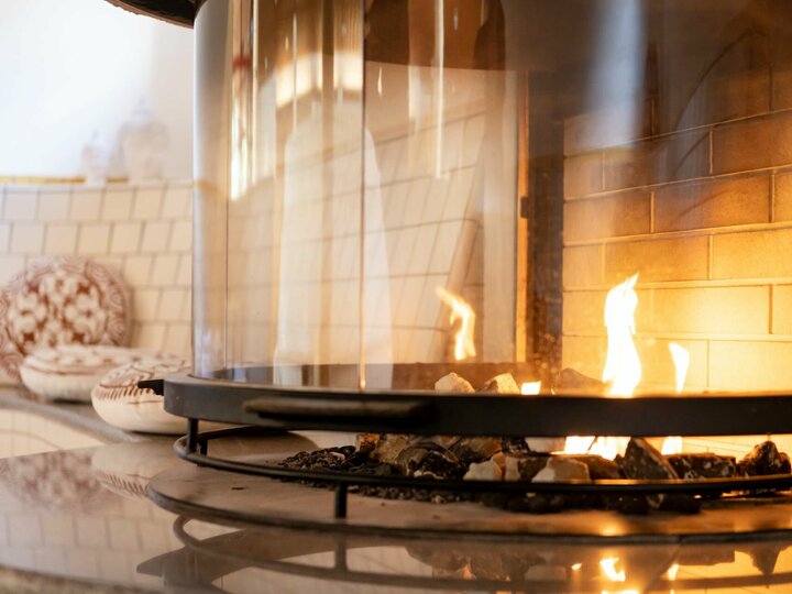 Sauna Kaminfeuer in der Sauna der Sonnenhof Therme