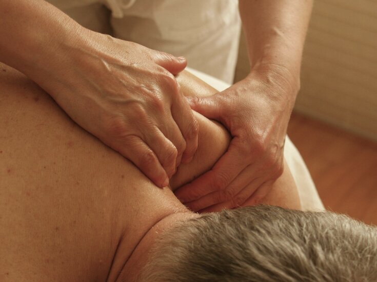 Mann liegend während Lomi-Lomi-Massage