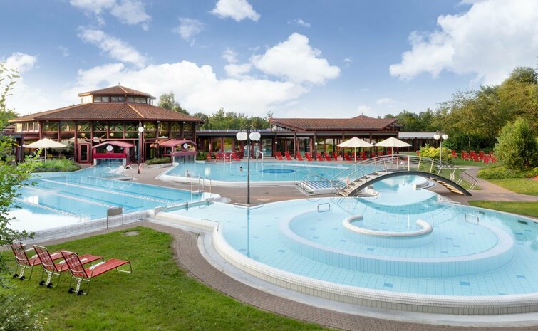 Ansicht Sonnenhof-Therme Außenbecken Außenansicht auf die Sonnenhof-Therme Bad Saulgau