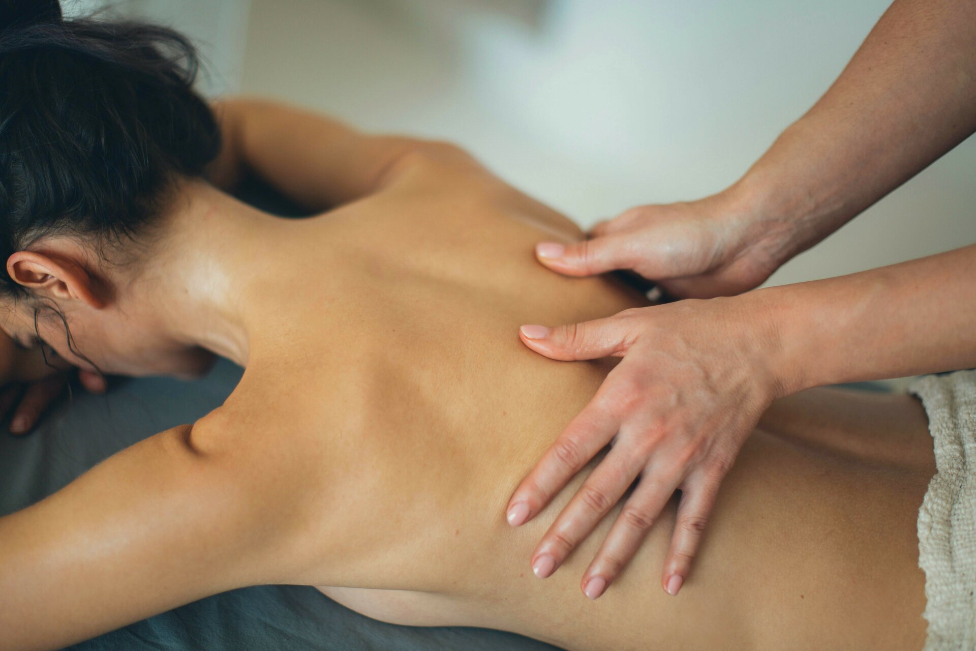 Frau liegend während klassischer Rückenmassage