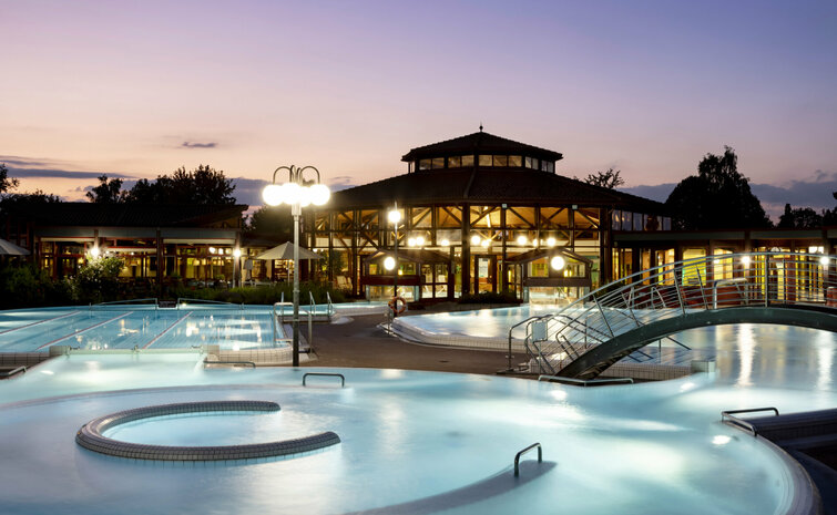 Nachtaufnahme der Sonnenhof-Therme