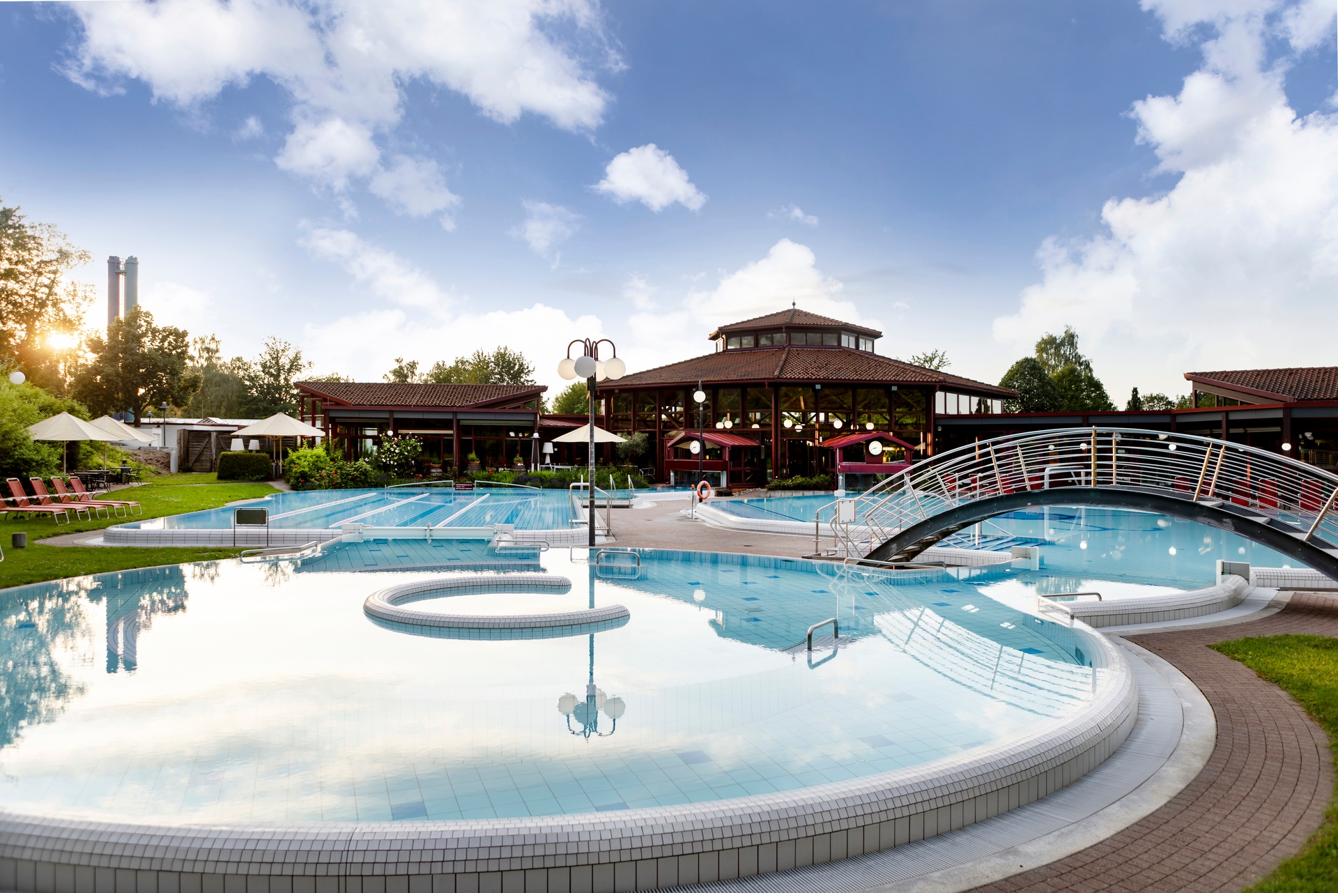 Außenbecken der Sonnenhof-Therme bei Sonnenuntergang