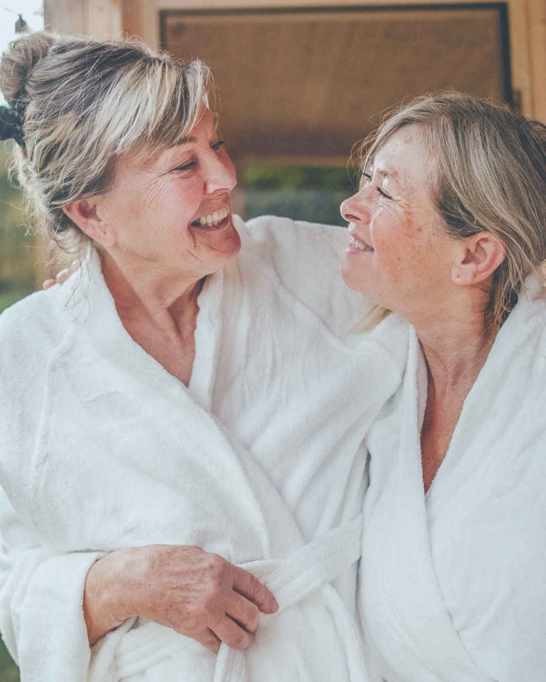 Zwei Frauen im Bademantel in der Sonnenhof-Therme Bad Saulgau